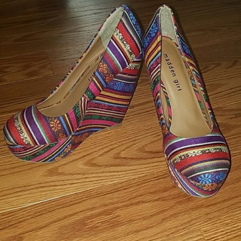 Madden Girl  fabric platform wedges Sz 5.5